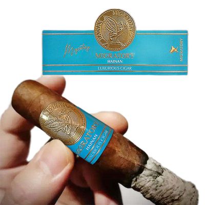 شراء Luxury 3D Effect Cigar Label with Pantone Color and UV Printing for Premium Cigar Bands online manufacture
